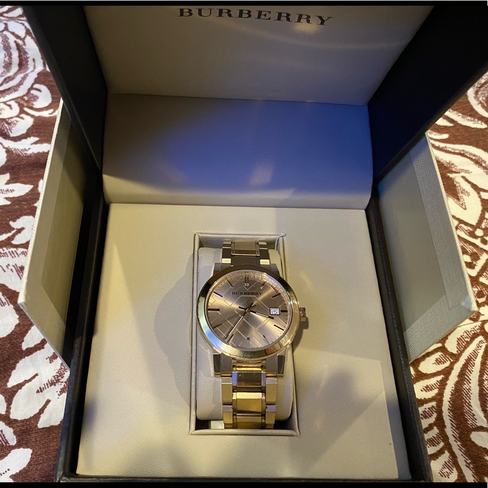 Men’s gold Burberry watch - Picture 3 of 3